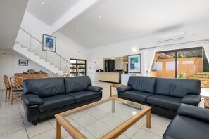 Superior Villa | Living area | 45-inch flat-screen TV with satellite channels, table tennis - San Lameer Villa 13942 (Southbroom)