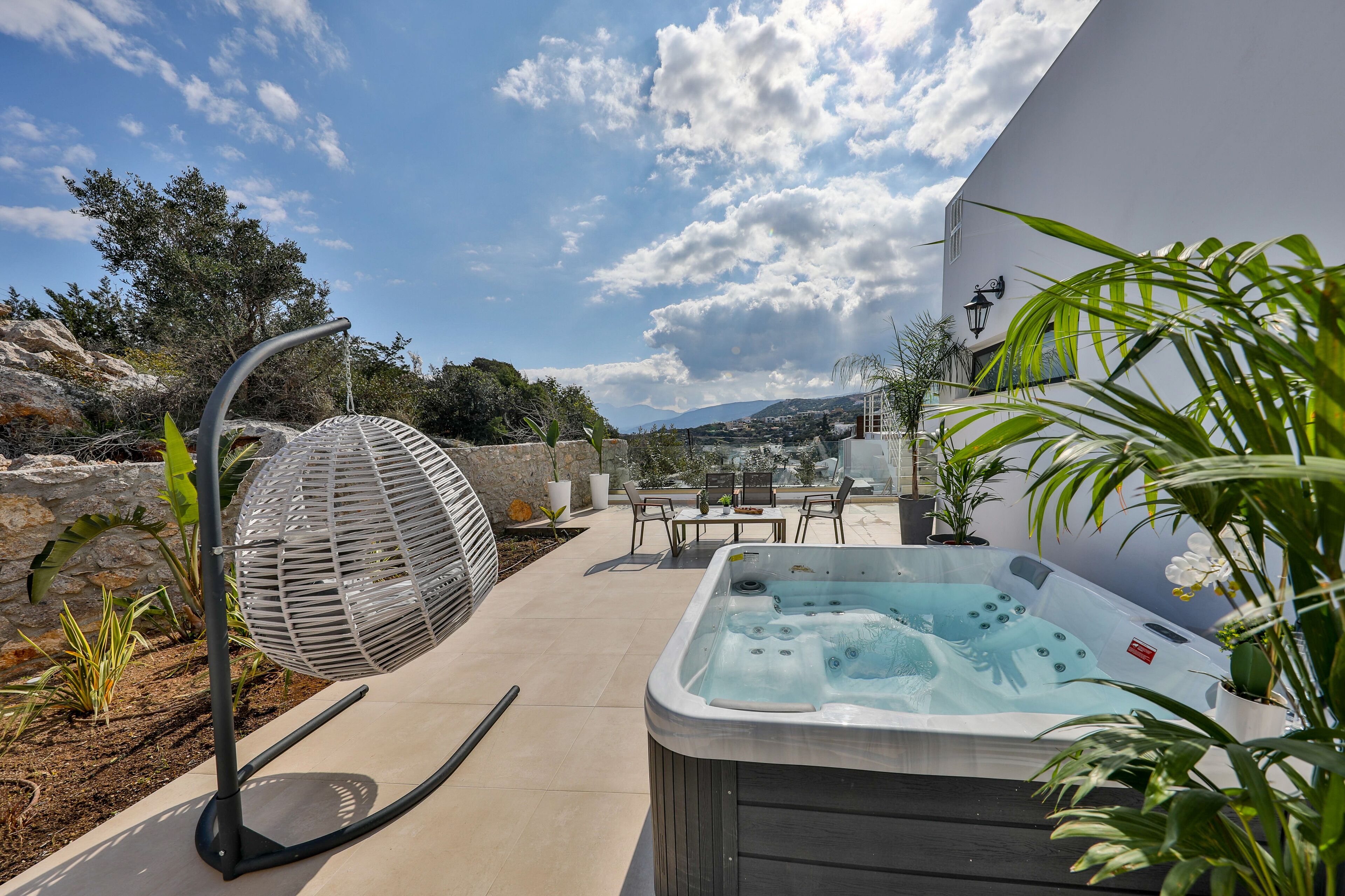 Premium Two Bedroom Suite with Sea View & Outdoor Jetted Tub | Bain à remous privé