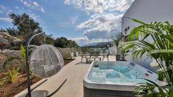 Premium Two Bedroom Suite with Sea View & Outdoor Jetted Tub | Bain à remous privé