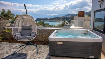 Premium One Bedroom Suite with Sea View & Outdoor Jetted Tub | Bañera de hidromasaje privada