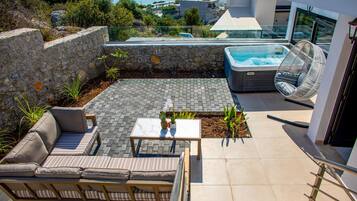 Premium One Bedroom Suite with Sea View & Outdoor Jetted Tub | Vue depuis le balcon
