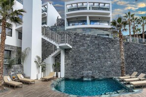 Seasonal outdoor pool - Beach Walk Luxury Suites (Agios Nikolaos)