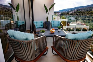 One Bedroom Suite with Pool View | Pemandangan balkon