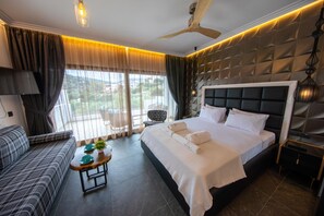 Suite Junior | Seprai premium, busa memori, brankas, dan meja kerja