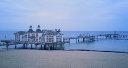 SELLIN-Wilhelmstraße, mod. apartment in top location, 200 m to the beach / pier, terrace