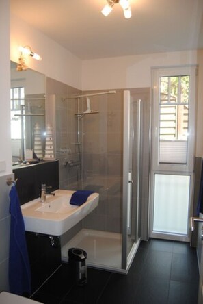 Shower, hair dryer, towels - SELLIN-Wilhelmstraße, mod. apartment in top location, 200 m to the beach / pier, terrace (Sellin)