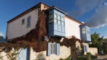 Bagian depan properti - sore/malam