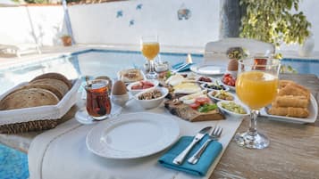 Free daily local cuisine breakfast