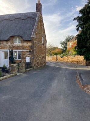 Exterior - Thatch 1 bed cottage. Period features. (MARKET HARBOROUGH)