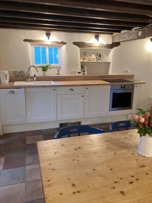 Fridge, oven, stovetop, dishwasher - Thatch 1 bed cottage. Period features. (MARKET HARBOROUGH)