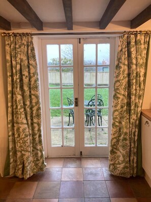 Interior - Thatch 1 bed cottage. Period features. (MARKET HARBOROUGH)