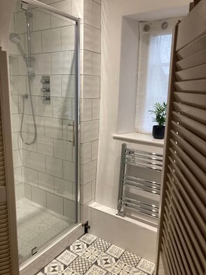 Dusche, Haartrockner, Handtücher, Seife