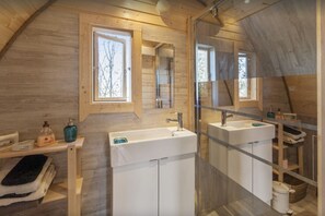 A modern bathroom with two sinks, a large mirror, and a window. - FINNISH Pod Cottage - Le petit flo (Flocourt)