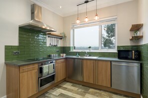 Microwave, oven, dishwasher, toaster - Elegant 3 bed Bungalow, Lincoln (Lincoln)