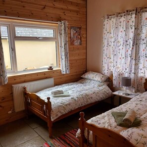 Ferienhütte, Mehrere Betten | 1 Schlafzimmer, kostenloses WLAN, Bettwäsche