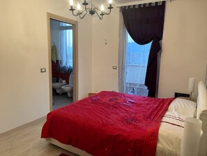 3 makuuhuonetta, silitysrauta/-lauta, ilmainen Wi-Fi, vuodevaatteet