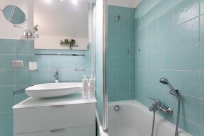 Banyera, assecador de cabells, bidet i tovalloles 
