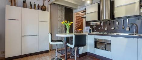 Kühlschrank, Ofen, Geschirrspüler, Kochgeschirr/Geschirr/Besteck