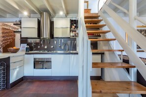 Kühlschrank, Ofen, Geschirrspüler, Kochgeschirr/Geschirr/Besteck