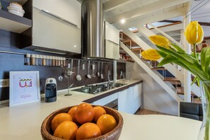 Kühlschrank, Ofen, Geschirrspüler, Kochgeschirr/Geschirr/Besteck