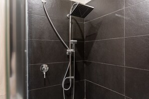Regadera, secadora de cabello, bidet, toallas 