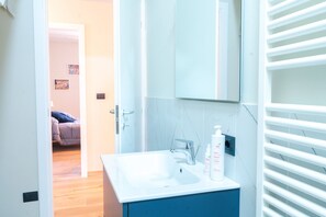 Douche, séchoir à cheveux, serviettes fournies