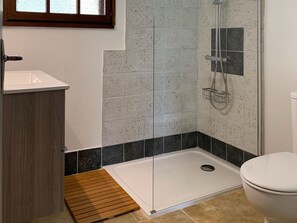 Towels, toilet paper - Gîte Studio with Balcony in Venasque (Venasque)