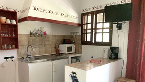 A compact kitchen with a sink, microwave, and coffee maker. - Gîte Studio with Balcony in Venasque (Venasque)