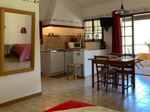 Travel crib, free WiFi, bed sheets