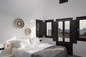 2 bedrooms, Egyptian cotton sheets, premium bedding, down duvets - AKRI Suites Vourvoulos (Santorini)