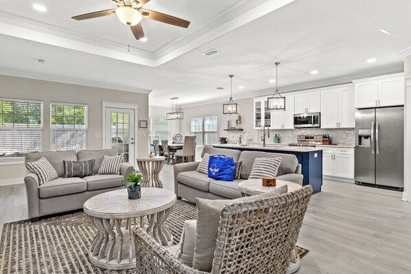 Casa, varias camas, patio, vista al jardín | Área de sala de estar | Televisión 