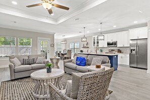 Casa, várias camas, varanda, vista para o jardim | Área de estar | TV