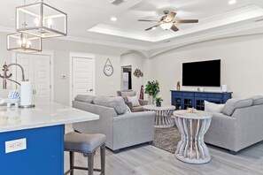 Casa, várias camas, varanda, vista para o jardim | Área de estar | TV