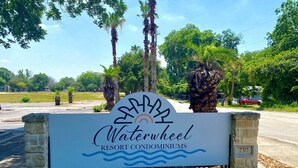 Naamplaatje voor Waterwheel Resort Condominiums, met logo, naam en adres.