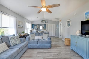 Smart TV - Sea Daze - Three Bedroom, Two Bathroom Home with a Private Pool (Surfside Beach)
