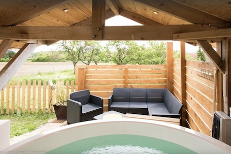 Outdoor spa tub. Baroque bedroom - Le petit flo