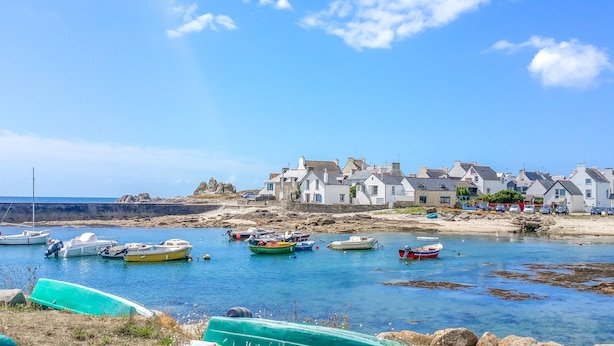 A coastal village with houses along the shore, boats in the water, and a clear sky. - 800 m from harbour – House terrace BBQ – Sleeps 12 (Loctudy)