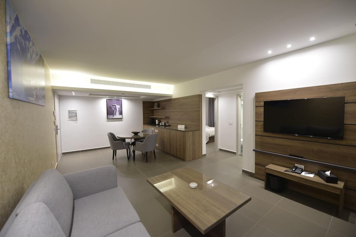 Superior Studio Suite | Egyptian cotton sheets, premium bedding, Select Comfort beds