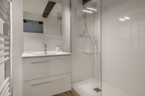 Bathtub, hair dryer