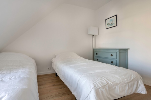 5 bedrooms, iron/ironing board, WiFi (free)
