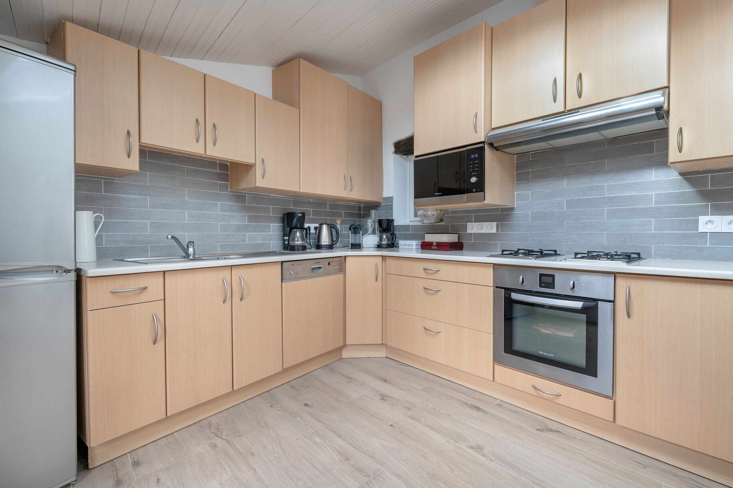 Réfrigérateur, micro-ondes, four, lave-vaisselle