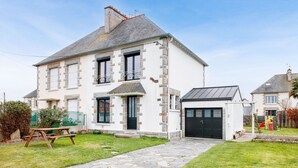 A two-story house with a stone facade, a front porch, and a garage. - 1km Prieuré Beach - Dinard- House for 6 (Dinard)
