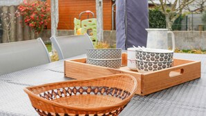 A table with a woven basket, a tray with patterned bowls, and a pitcher. - 1km Prieuré Beach - Dinard- House for 6 (Dinard)
