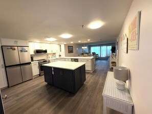 Kjøleskap, mikrobølgeovn, ovn og kokeplater