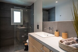 City-Apartment | Badezimmer | Dusche, Regendusche, Haartrockner, Handtücher