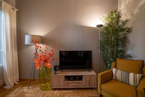 Appartement Ville | Aire de séjour | Téléviseur connecté de 43 po avec télévision par câble, téléviseur