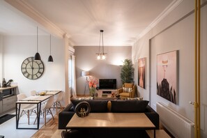 Appartement Ville | Coin séjour | TV connectée de 43 pouces avec chaînes par câble, télévision