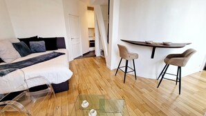 Iron/ironing board, free WiFi, bed sheets - Innocenti, brand new studio, heart of Paris (París)