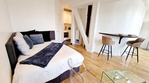 Iron/ironing board, free WiFi, bed sheets
