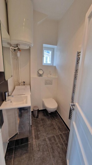 淋浴设施、毛巾